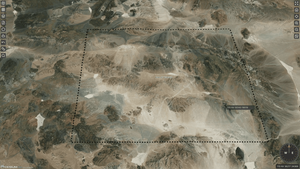 Sandtable Mentat 利用 CesiumJS 开发了其自有的修改型综合障碍覆盖图（MCOO）以实现图层可视化。Sandtable 的详细数据集有助于确定地形通行性。其他地形数据包括树冠高度、土地利用、土壤属性、坡度和高程。图片来源：Sandtable。